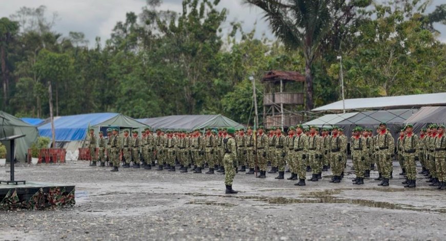 Khidmat HUT RI ke-81, Prajurit Yonif TP 860/NSK Kibarkan Merah Putih di Waropen