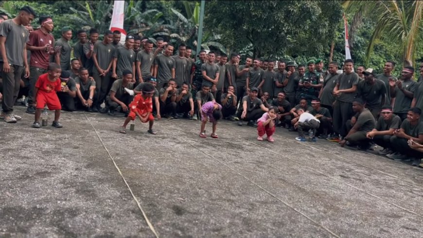 Keceriaan HUT ke-81 RI: Yonif TP 809/NTM Bersama Masyarakat Gelar Lomba 17-an Penuh Semangat di Tengah Guyuran Hujan