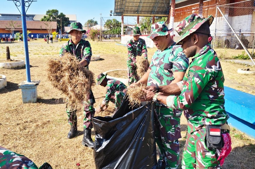 Semangat Jumat Bersih, Personel TNI/Polri dan Mahasiswa Wujudkan Lingkungan Bersih di Merauke