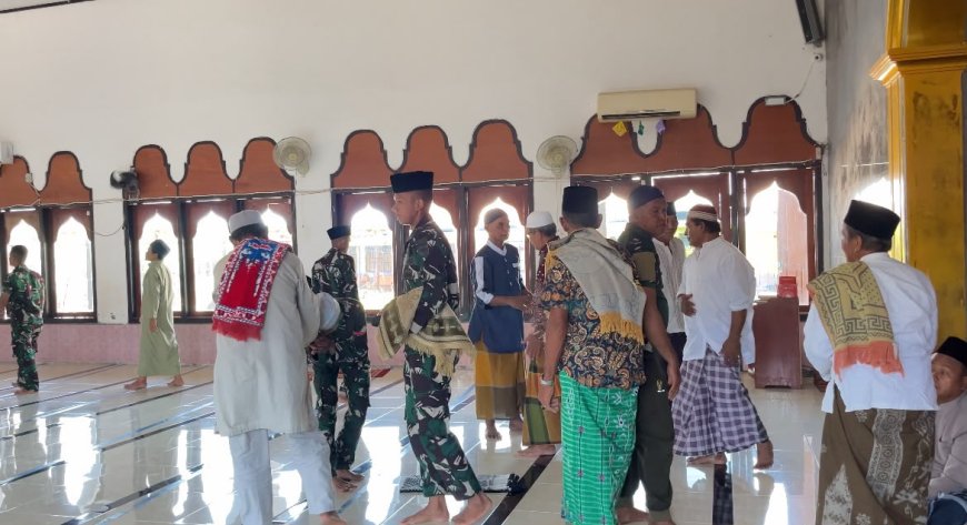 Bersatu di Masjid Al-Muhajirin, Prajurit Yonif TP 860/NSK Pererat Silaturahmi dengan Warga Waropen