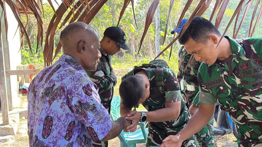 Jumat Berkah Yonif TP 860/NSK, Prajurit Bagikan Sembako Door to Door kepada Warga Waropen