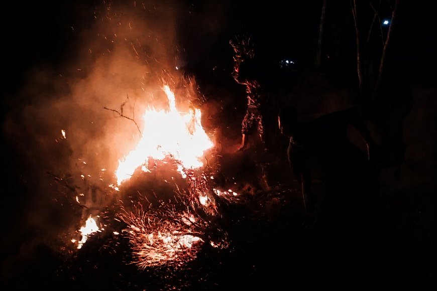 Personel Kodim 1707/Merauke, Gerak Cepat Bantu Padamkan Kebakaran Lahan di Tanah Miring