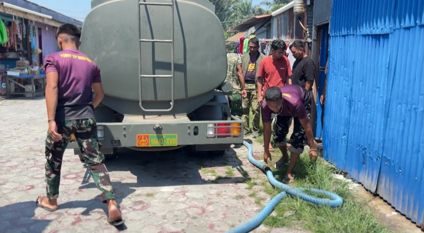 Prajurit Yonif TP 860/NSK Salurkan Bantuan Air Bersih untuk Warga Kampung Uri yang Terdampak Kekeringan