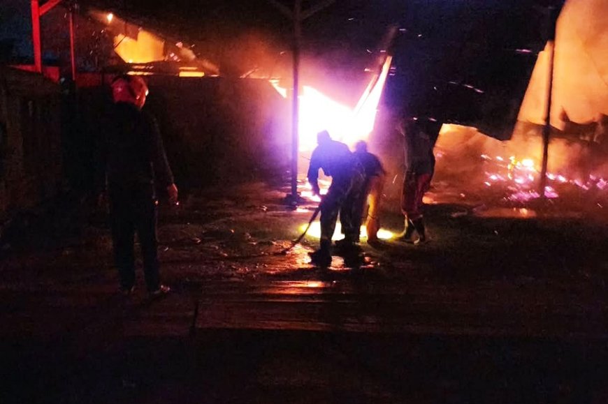 TNI-Polri dan Warga, Padamkan Api yang Melahap 2 Bangunan di Jalan Gag Merauke