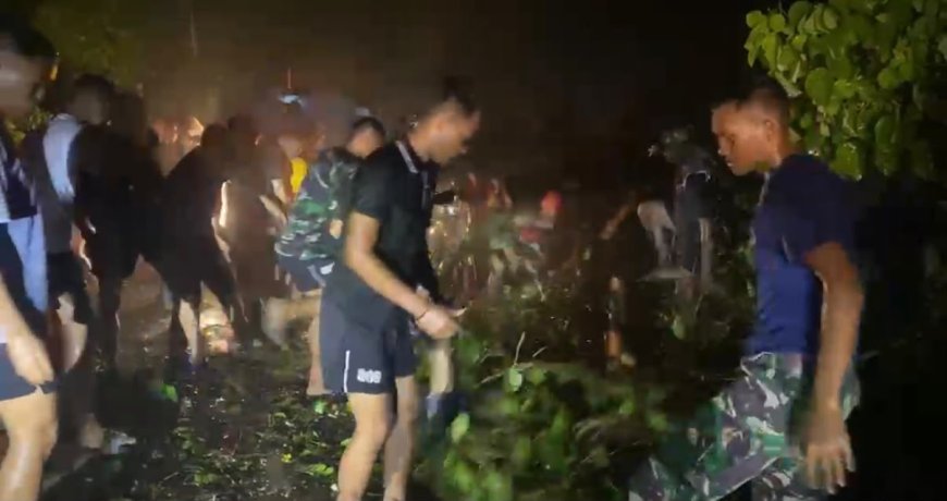 Personel Yonif TP 809/NTM Berjibaku di Malam Hari, Evakuasi Pohon Tumbang yang Tutupi Jalan di Desa Wapoania