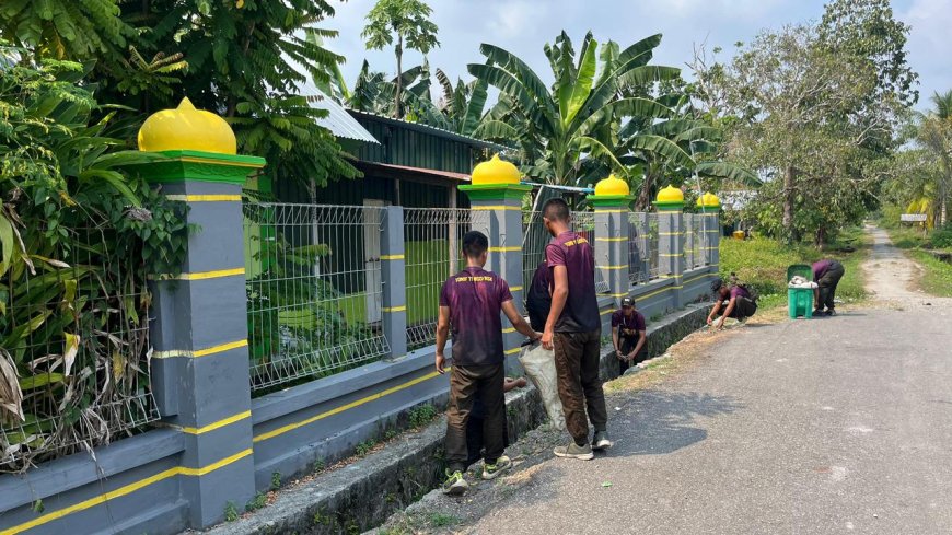 Jelang Salat Jumat, 30 Prajurit Yonif TP 860/NSK Bersihkan Masjid At-Taqwa di Kampung Rorisi