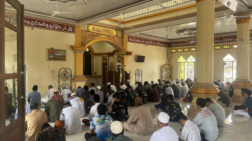 Prajurit Yonif TP 860/NSK Sholat Jumat Bersama Warga di Masjid At-Taqwa, Pererat Silaturahmi dan Kemanunggalan TNI-Rakyat