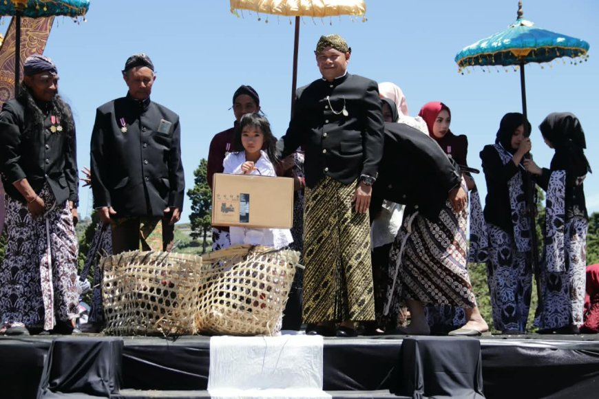 Dandim Banjarnegara Hadiri Prosesi Sakral Pemotongan Rambut Gimbal di Dieng Culture Festival 2026