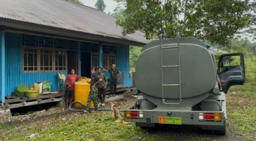 Warga Kampung Botawa Krisis Air Bersih, Prajurit Yonif TP 860/NSK Turun Langsung Antar Bantuan ke Rumah-Rumah