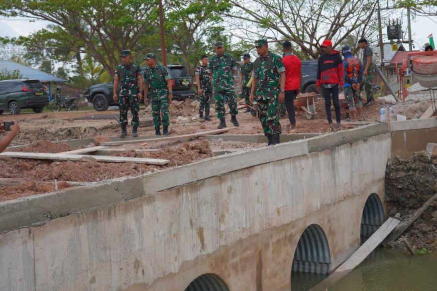 Pangdam XXIV/MT Tinjau Jembatan Penghubung Aktivitas Warga Merauke
