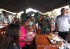 Bukan Sekadar Upacara, Pangdam XXIV/MT Duduk Bersama Rakyat Urumb, Makan Sepiring dalam Kehangatan