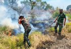 Babinsa Wanam Sigap Padamkan Kebakaran Lahan, Selamatkan Lingkungan Dari Ancaman Api