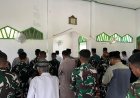 Prajurit Yonif TP 860/NSK Salat Jumat Bersama Warga di Masjid Al-Falah, Pererat Kemanunggalan TNI dan Rakyat