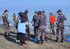 Yonif TP 804/DBAY Berpartisipasi dalam Karya Bhakti Pembersihan Pantai Nabire dalam Rangka HUT TNI AL dan RRI