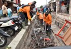 Semangat HUT ke-81 TNI, Ratusan Prajurit Bersama Instansi di Merauke Bersihkan Pasar Wamanggu