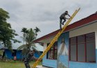 Yonif TP 809/NTM Bersama Bupati Sarmi Gotong Royong Persiapkan Renovasi Kantor Klasis Sarmi Barat