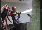 Babinsa dan Damkar Kodim 1701/Jayapura Sigap Padamkan Kebakaran Rumah Dinas di Angkasa