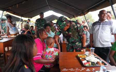 Bukan Sekadar Upacara, Pangdam XXIV/MT Duduk Bersama Rakyat Urumb, Makan Sepiring dalam Kehangatan