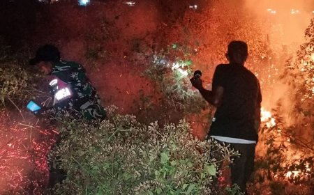 Babinsa Merauke Bersama Masyarakat, Padamkan Kebakaran Lahan di Kampung Marga Mulya Semangga 2