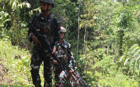 Patroli Patok Lahan, Prajurit Yonif TP 860/NSK Pastikan Batas Wilayah Batalyon Tetap Aman