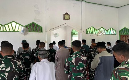 Prajurit Yonif TP 860/NSK Salat Jumat Bersama Warga di Masjid Al-Falah, Pererat Kemanunggalan TNI dan Rakyat