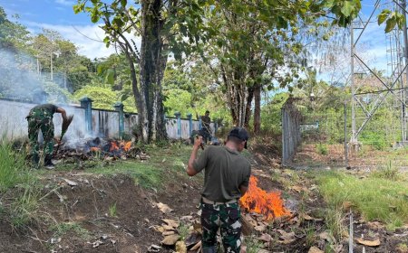 Prajurit Yonif TP 860/NSK Bersihkan Musholla Al Musafirin di Pelabuhan Pindemani Waren, Wujud Nyata Kemanunggalan TNI dan Rakyat