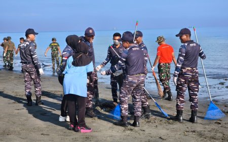 Yonif TP 804/DBAY Berpartisipasi dalam Karya Bhakti Pembersihan Pantai Nabire dalam Rangka HUT TNI AL dan RRI