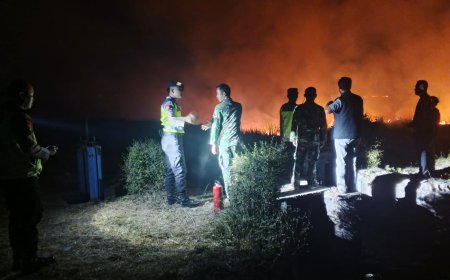 Babinsa Koramil 11/Pangkah Sigap Tangani Kebakaran Lahan Tebu di Penusupan