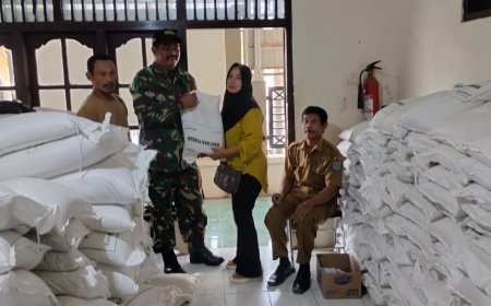 Babinsa Dampingi Penyaluran Bantuan Pangan, Ringankan Beban Warga Desa Tonggara