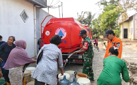 TNI Bersama BPBD Salurkan Air Bersih, Bantu Warga Kaliwungu Hadapi Kekeringan