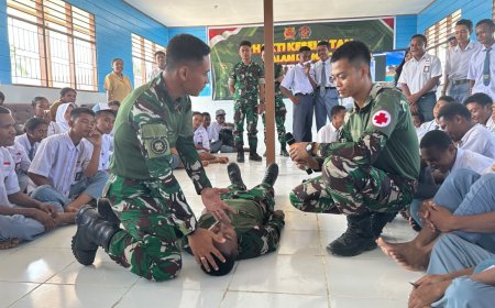 Tim Kesehatan Yonif TP 804/DBAY Bersama Denkesyah Nabire Gelar Sosialisasi BHD di SMA YPBI Sion Nabire