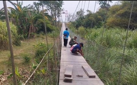 Koramil 05/Suradadi Bersama Warga Laksanakan Perawatan Jembatan Gantung Garuda Desa Gembongdadi