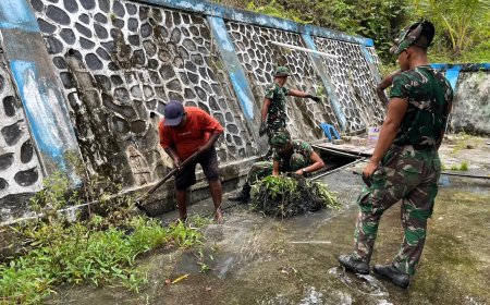 Gotong Royong Bersihkan Gereja, Prajurit Yonif TP 860/NSK Bersama Jemaat GKI Betania Waren