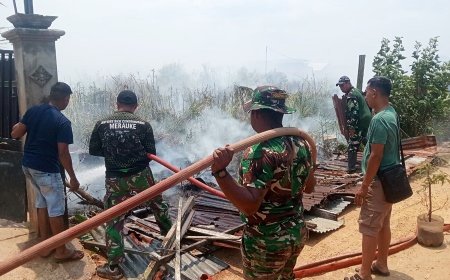 Padamkan Kebakaran, Kodim 1707/Merauke Cegah Api Merambat ke Permukiman Warga di Ternate