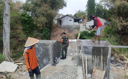 Babinsa Kodim 0712/Tegal Terus Dampingi Progres Pembangunan Jembatan Gantung Garuda di Dukuhwaru