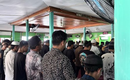 Prajurit Yonif TP 860/NSK Sholat Jumat Bersama Warga di Masjid Nurul Anwar Waropen