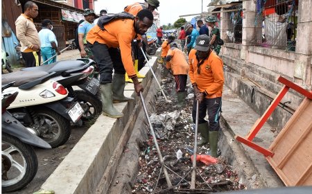 Semangat HUT ke-81 TNI, Ratusan Prajurit Bersama Instansi di Merauke Bersihkan Pasar Wamanggu