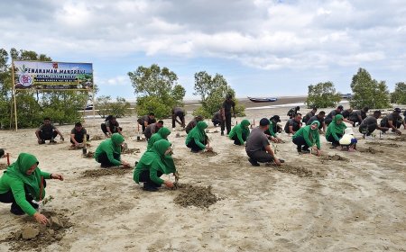 Menjaga Pantai dan Masa Depan, Personel Kodim 1707/Merauke Bersama Masyarakat Tanam Mangrove di Pantai Payum