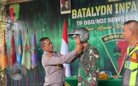 Peringati HUT ke-71 Lalu Lintas, Polres Waropen Bagikan Helm dan Edukasi Prajurit Yonif TP 860/NSK