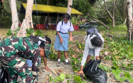 Yonif TP 809/NTM Gelar Karya Bakti Bersihkan Pantai Kodok Sarmi
