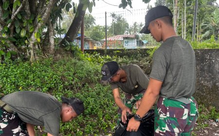 Prajurit Yonif TP 860/NSK Bersama Warga Bersihkan Pantai Ronggaiwa Waropen