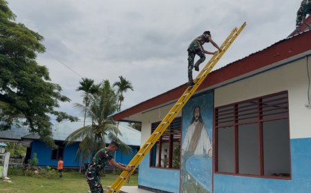 Yonif TP 809/NTM Bersama Bupati Sarmi Gotong Royong Persiapkan Renovasi Kantor Klasis Sarmi Barat