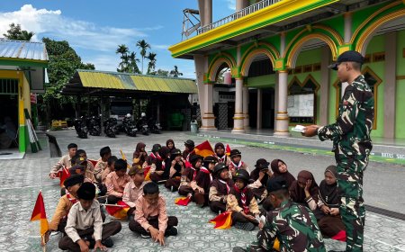 Prajurit Yonif TP 860/NSK Mengajar dengan Hati, Tanamkan Disiplin dan Cinta Tanah Air kepada Siswa MI At Taqwa Waropen