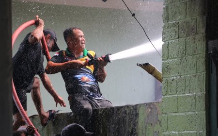 Babinsa dan Damkar Kodim 1701/Jayapura Sigap Padamkan Kebakaran Rumah Dinas di Angkasa