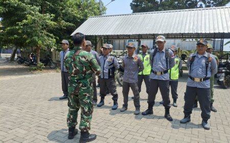 Babinsa Koramil 18/Pagerbarang Bekali Satlinmas Keterampilan dan Kesiapsiagaan