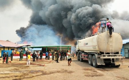 Pos Koramil Ilwayab Ikut Terbakar, Babinsa Tetap Berjuang Selamatkan Warga dan Padamkan Kobaran Api