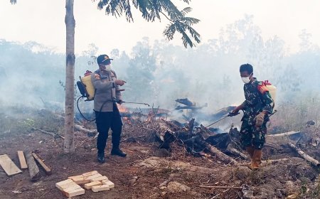 Sinergi Babinsa, Bhabinkamtibmas dan Masyarakat Padamkan Kebakaran Lahan di Kampung Metaat Makmur Elikobel