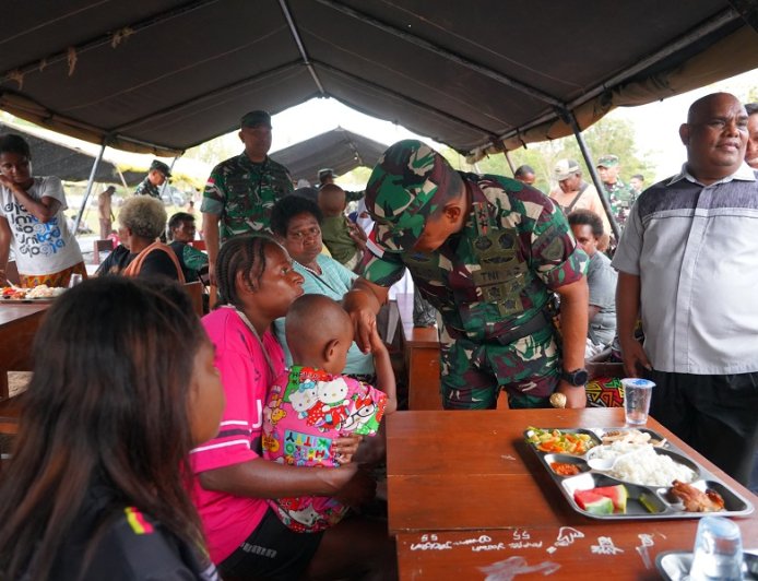 Bukan Sekadar Upacara, Pangdam XXIV/MT Duduk Bersama Rakyat Urumb, Makan Sepiring dalam Kehangatan