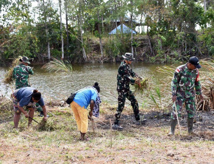 Jelang Festival Kali Maro, Personel Kodim 1707/Merauke Turun Langsung Bersihkan Kawasan Wisata