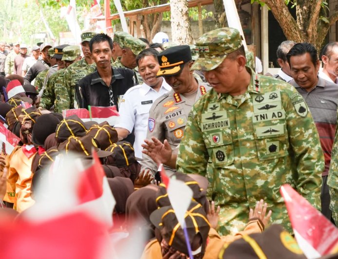 Pangdam IV Diponegoro Tinjau Jembatan Gantung Merah Putih dan Resmikan Sumur Bor di Pati